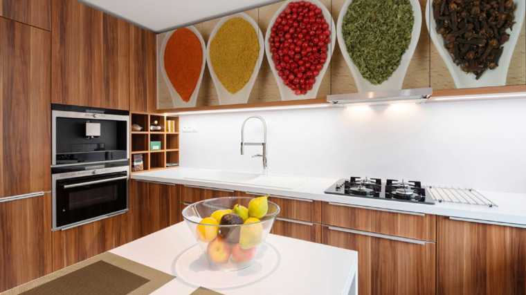 Варианты отделки кухни бывают самыми разными. Но какой способ лучше: отделка кухни плиткой либо декоративная отделка? И что советуют профессионалы?