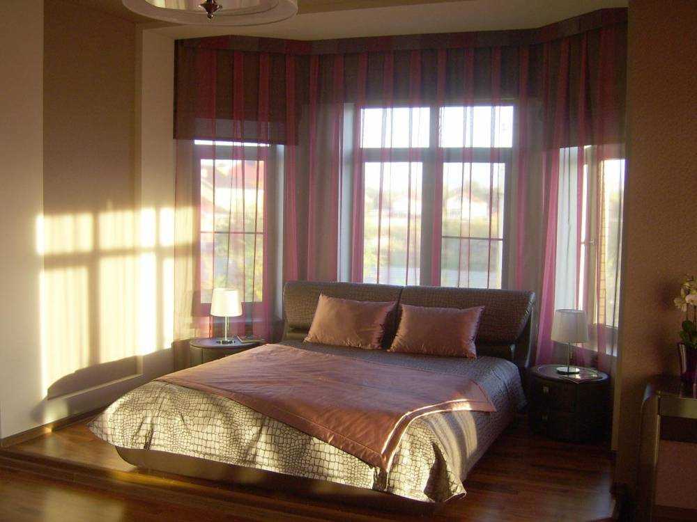 Стильные примеры оформления окон шторами в спальной комнате. Какой цвет и материал выбрать. Как лучше украсить комнату шторами на фото. Современный интерьер.