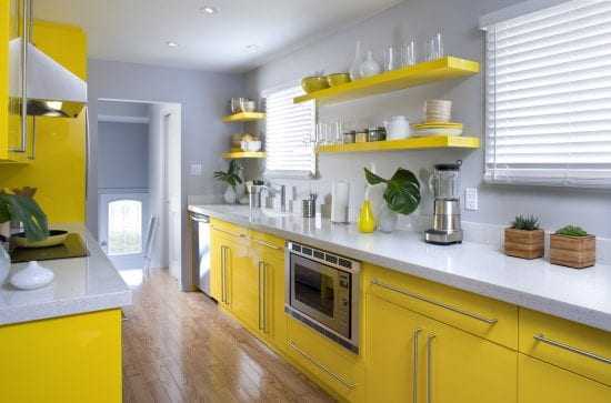 Желтая кухня в интерьере: гарнитур с серым, сочетание цветов - 24 фото