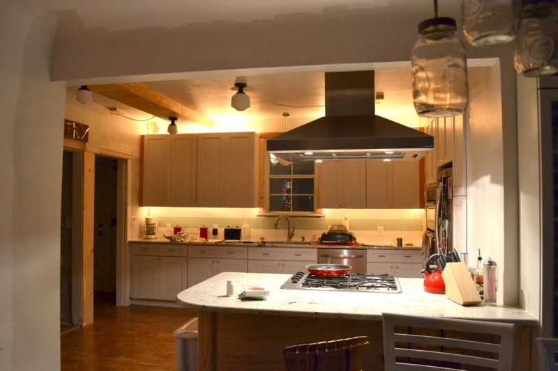 Как правильно организовать свет в гостиной, совмещенной с кухней