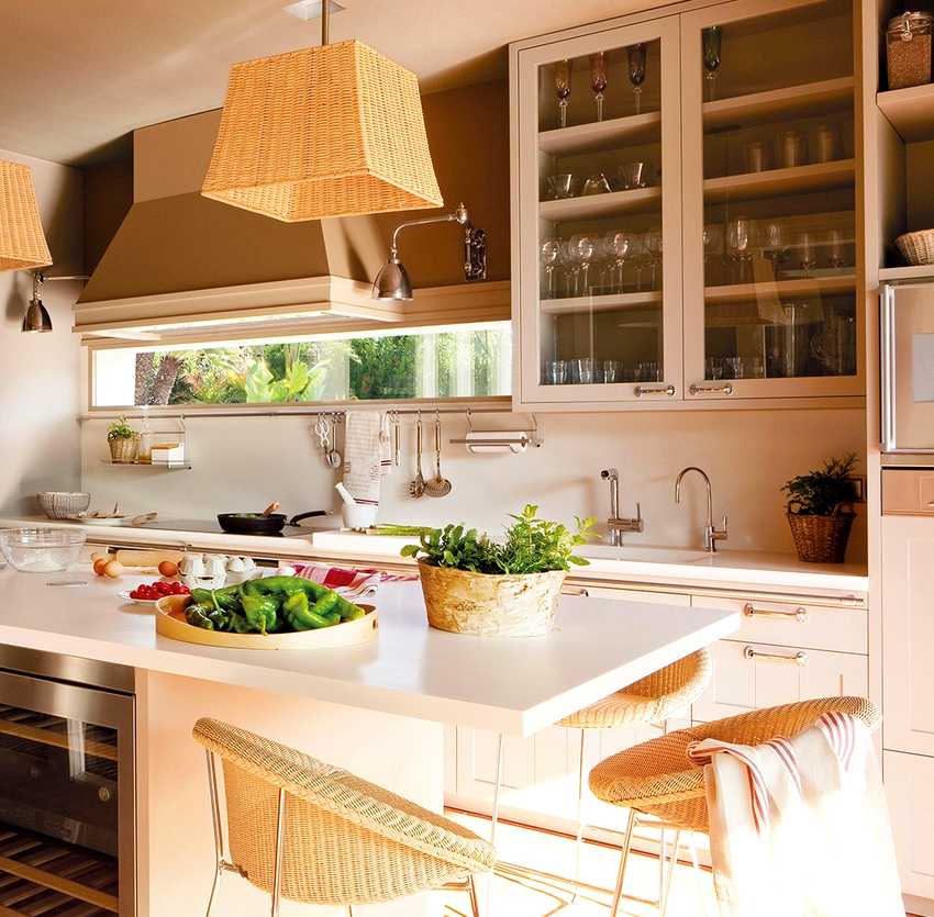 Стильный дизайн люстры на кухне. Влияние технических особенностей на эффект освещения. Комбинация люстры с другими светильниками, зонирование с помощью света.