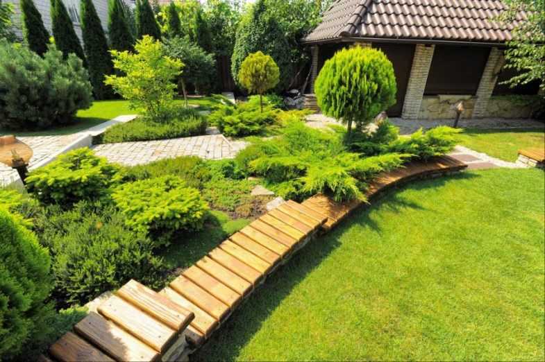 Декоративный заборчик для клумб и сада из подручных материалов на даче
 - 21 фото