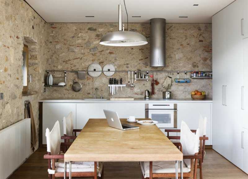 Дизайн светлой и темной кухни в классическом стиле: интерьер с современным гарнитуром в классических тонах
 - 21 фото