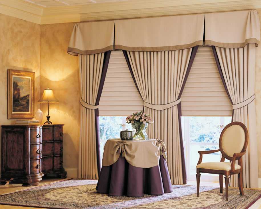 Красивый и современный интерьер комнат с римскими шторами. Выбор плотности, материала и расцветки. Идеи стильного оформления дизайна окон с помощью штор на фото.