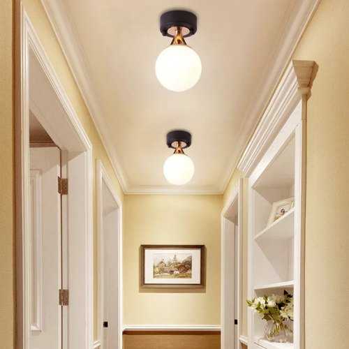 Освещение в длинном или небольшом коридоре: бра над зеркалом или освещение в прихожей над входной дверью, подвесные люстры или освещение зеркала?
